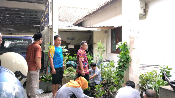 Kepala Dinas DLHP Pimpin Penataan Taman Kantor